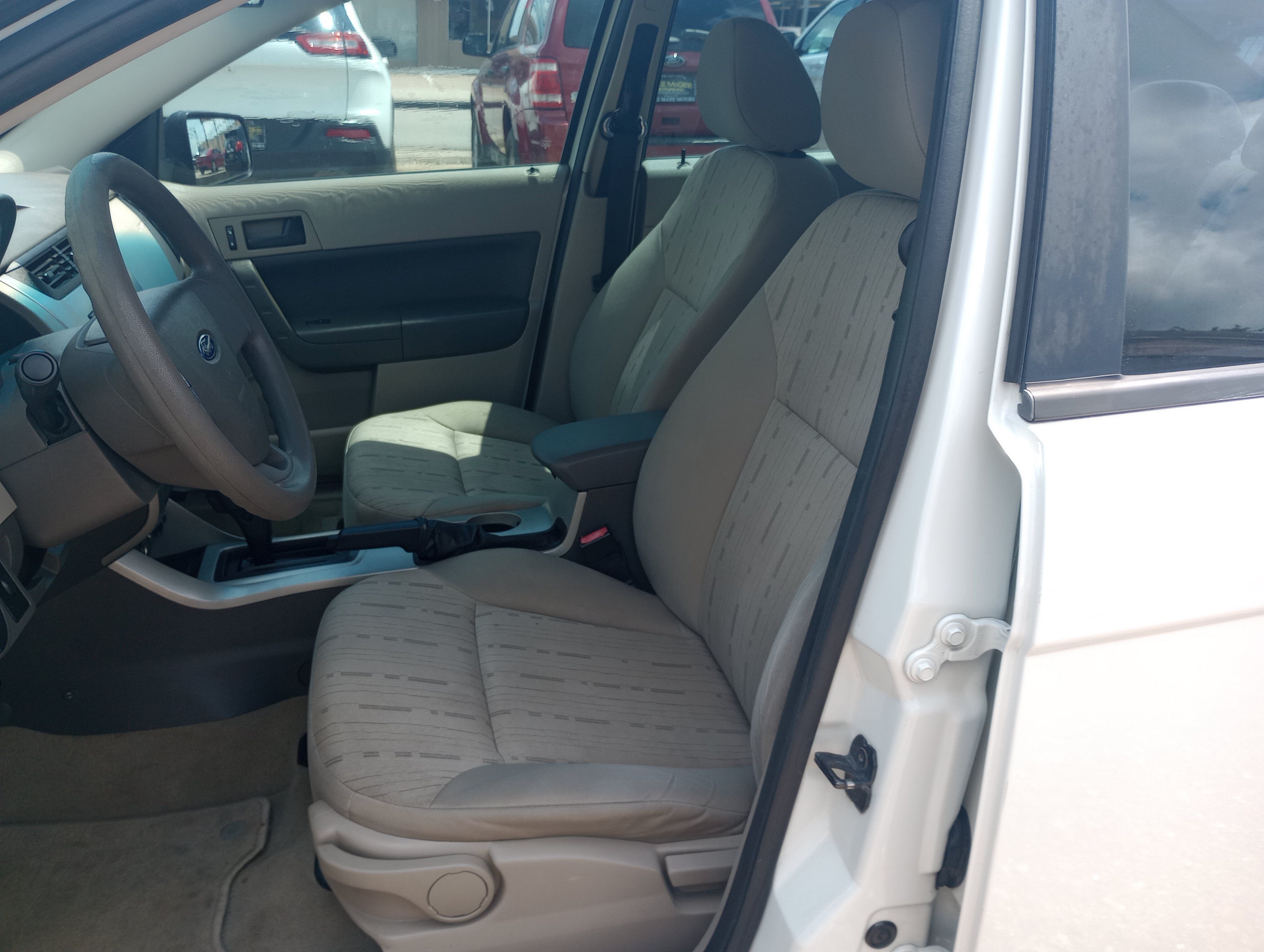 Used 2010 Ford Focus SE FWD image 10