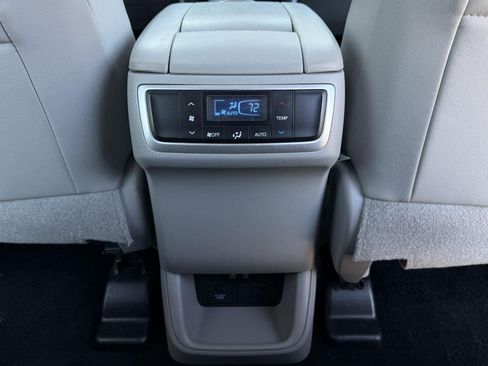 Used 2018 Toyota Highlander XLE AWD/4WD image 33
