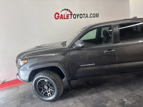 Used 2022 Toyota Tacoma TRD Sport image 5