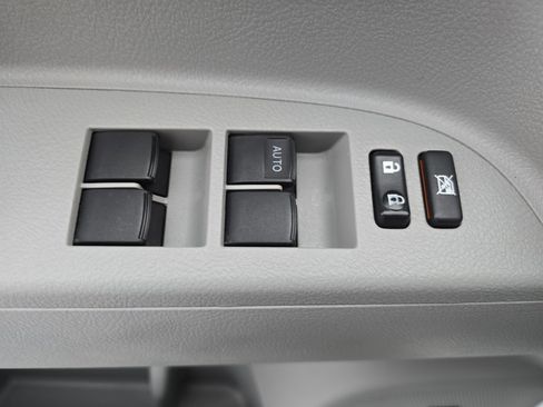 Used 2010 Toyota Highlander Limited image 25