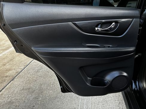 Used 2017 Nissan Rogue SV AWD/4WD image 24