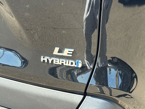 Used 2021 Toyota RAV4 LE AWD/4WD image 24