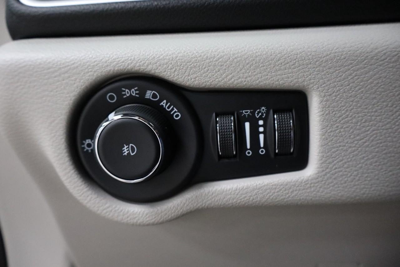 Used 2024 Chrysler Pacifica Touring-L FWD image 19