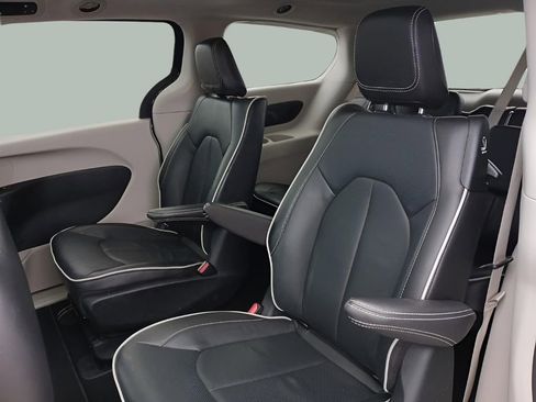 Certified 2023 Chrysler Pacifica Limited image 23