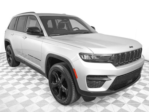 Used 2023 Jeep Grand Cherokee Altitude AWD/4WD image 3