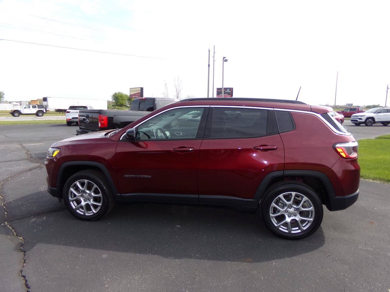 Used 2022 Jeep Compass Latitude AWD/4WD image 2