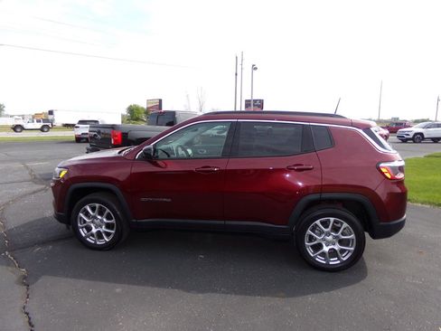 Used 2022 Jeep Compass Latitude AWD/4WD image 2
