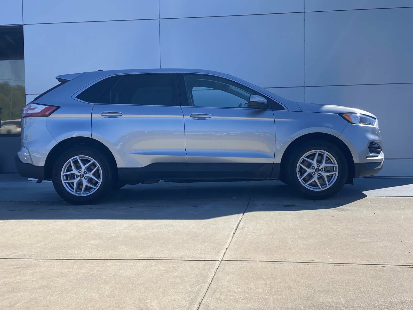 Used 2024 Ford Edge SEL AWD/4WD image 3