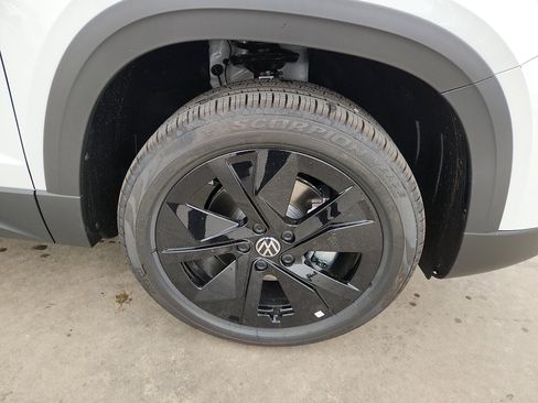 New 2026 Volkswagen Taos SE image 9