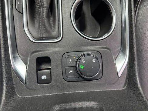 Used 2023 Chevrolet Traverse LT image 24