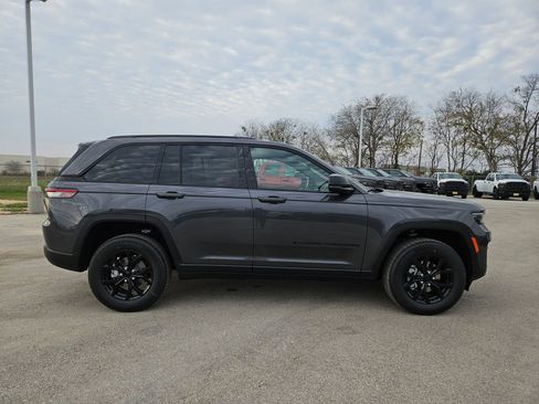 New 2025 Jeep Grand Cherokee Altitude image 2