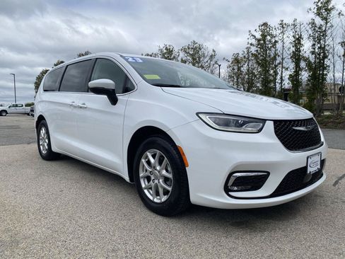 Used 2023 Chrysler Pacifica Touring-L FWD image 3