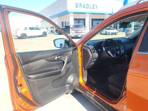 Used 2019 Nissan Rogue SV AWD/4WD image 18