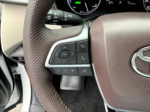 Used 2024 Toyota Sienna Platinum image 23