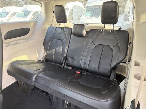 Used 2023 Chrysler Pacifica Touring-L image 29