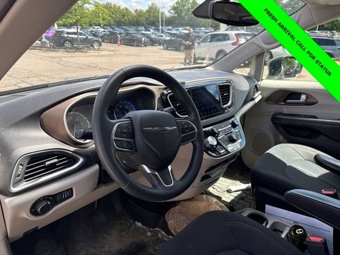 Used 2017 Chrysler Pacifica Touring FWD image 27