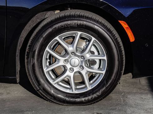 New 2027 Chrysler Pacifica Select FWD image 11