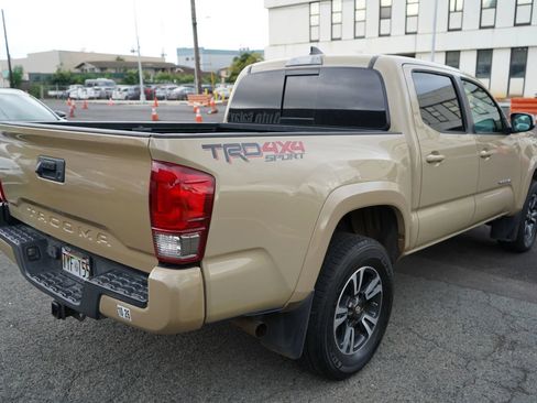 Used 2017 Toyota Tacoma TRD Sport AWD/4WD image 21