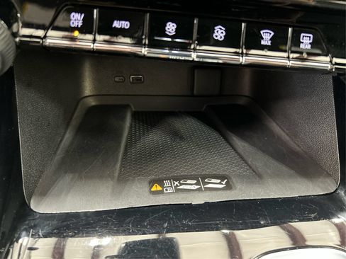 Used 2025 Chevrolet Traverse Z71 AWD/4WD image 35