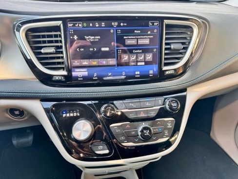 Used 2021 Chrysler Pacifica Touring w/ Cold Weather Group FWD image 13