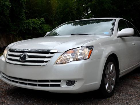 Used 2006 Toyota Avalon XLS FWD image 3