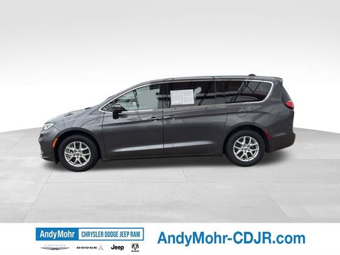 Used 2023 Chrysler Pacifica Touring-L FWD image 4