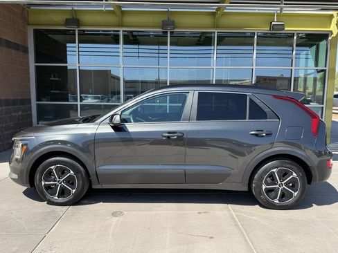 Used 2025 Kia Niro EX FWD image 7