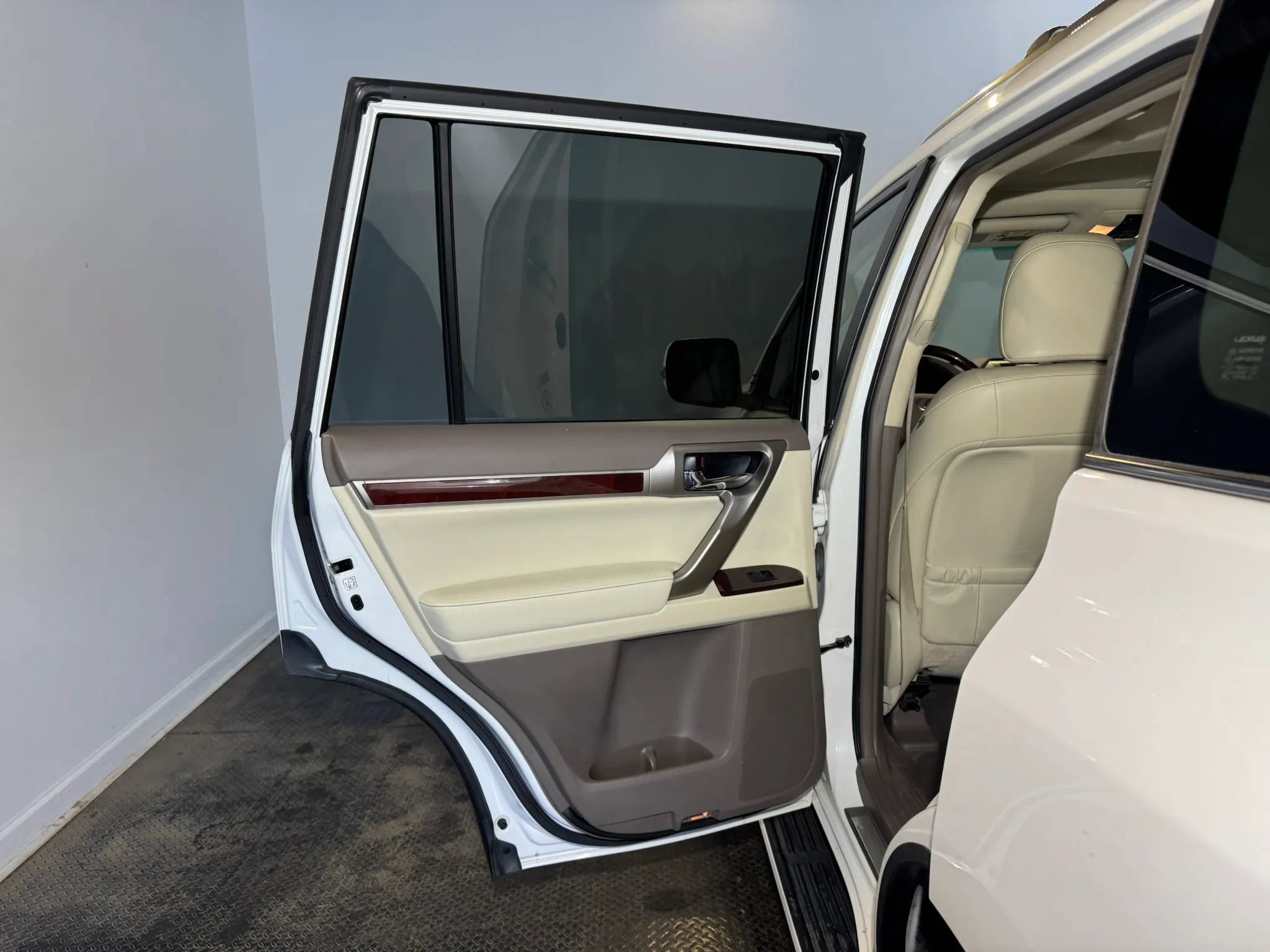 Used 2015 Lexus GX 460 w/ Premium Package AWD/4WD image 30