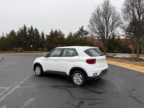 Used 2021 Hyundai Venue SE image 3