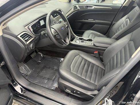 Used 2017 Ford Fusion SE w/ Fusion SE Technology Package FWD image 9