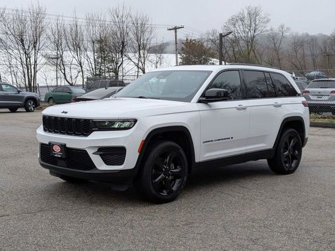 Used 2023 Jeep Grand Cherokee Altitude image 9