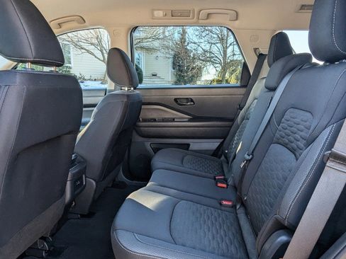 Used 2024 Nissan Pathfinder S image 12