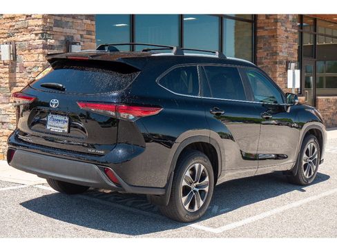 Used 2023 Toyota Highlander XLE AWD/4WD image 3
