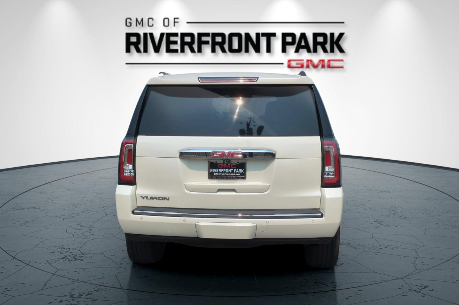 Used 2015 GMC Yukon Denali w/ Premium Package AWD/4WD image 4