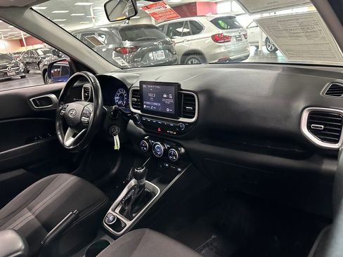 Used 2022 Hyundai Venue SEL w/ Cargo Package image 2