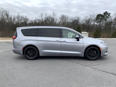 Used 2020 Chrysler Voyager Lxi w/ Cold Weather Group image 8