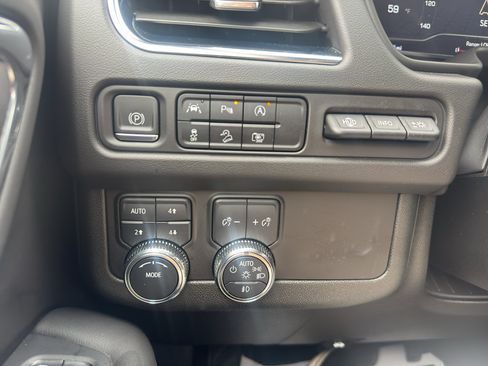 Used 2024 GMC Yukon AT4 w/ Technology Package AWD/4WD image 29