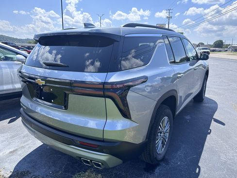 Used 2025 Chevrolet Traverse LT image 3