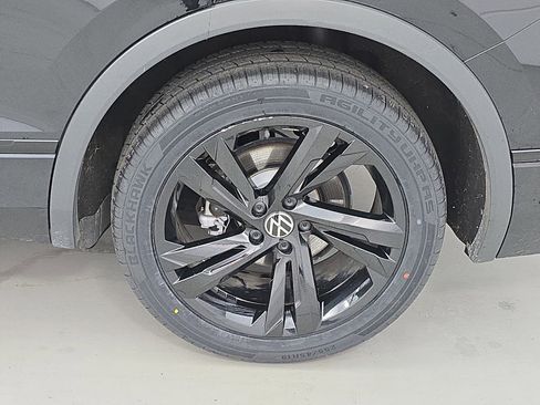 Certified 2024 Volkswagen Tiguan SE R-Line image 34
