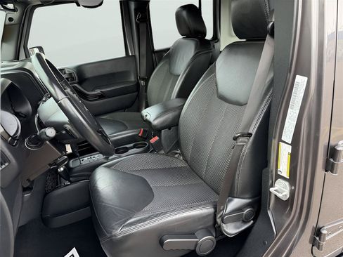 Used 2016 Jeep Wrangler Unlimited Sahara AWD/4WD image 13