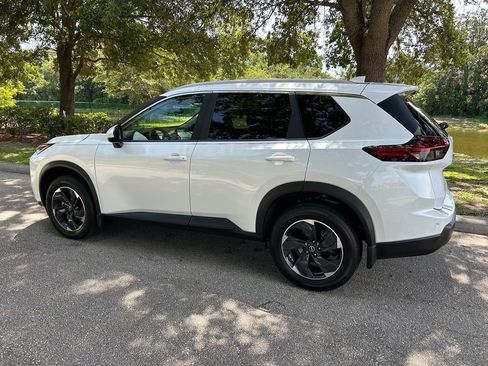 Used 2024 Nissan Rogue SV w/ SV Premium Package FWD image 4