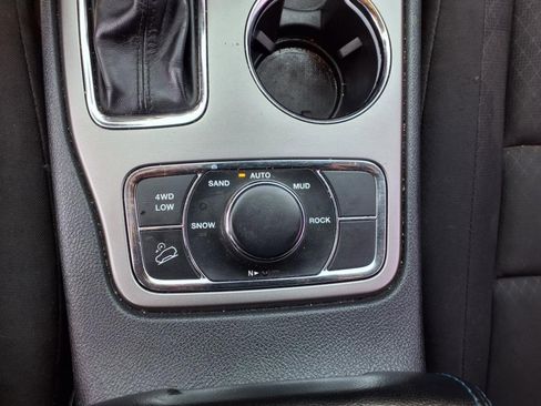 Used 2019 Jeep Grand Cherokee Laredo image 29