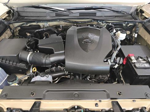Used 2020 Toyota Tacoma SR5 AWD/4WD image 9