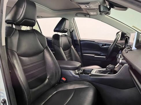 Used 2021 Toyota RAV4 XLE Premium image 10