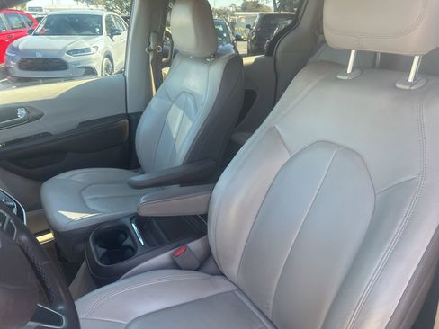 Used 2017 Chrysler Pacifica Touring-L image 11