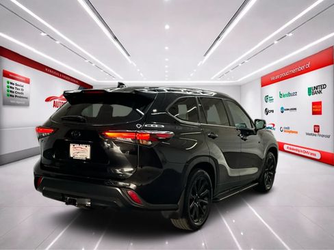 Used 2025 Toyota Highlander XLE FWD image 7