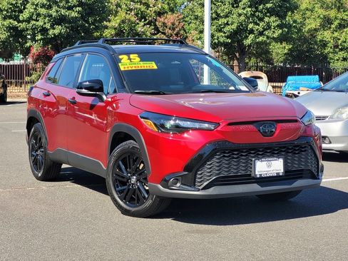 Used 2025 Toyota Corolla Cross AWD Hybrid w/ Moonroof Package image 2