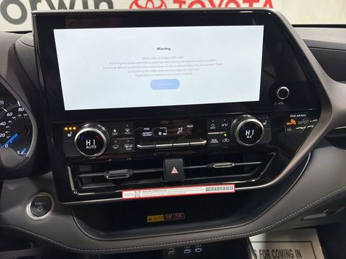 Used 2026 Toyota Highlander XLE image 30