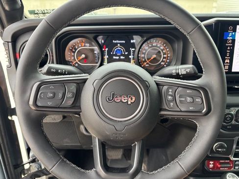 Used 2025 Jeep Gladiator Rubicon AWD/4WD image 28