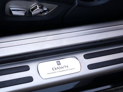 Used 2017 Rolls-Royce Dawn image 9